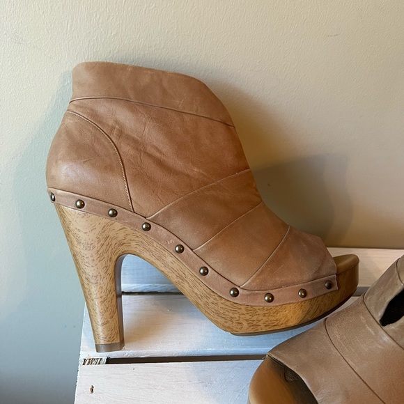 LEATHER TAN BOOTIES BY HIVE & HONEY - Picture 5 of 6